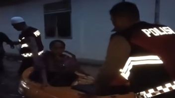 南カリマンタン州バンジャルで洪水に閉じ込められた7人の高齢者と3人の幼児が警察によって避難させられた