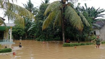 ar de pluie abondante pour des centaines de maisons et de voitures dans les eaux