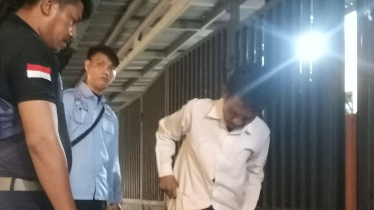 Pretending To Have A Bentung Leg, Beggars From Surabaya Caught By The Jakarta Social Service