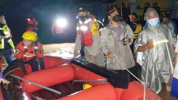 The Joint Team Evacuating Residents Trapped In Floods In Singkil Manado