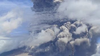 シナブン山が再び噴火し、人々は警戒を求められた