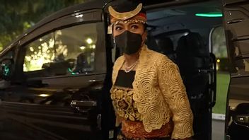 تلبية للدعوة إلى عشاء الجنرال السنغافوري ، تبدو زوجة القائد أنديكا ساحرة وهي ترتدي ملابس NTT التقليدية