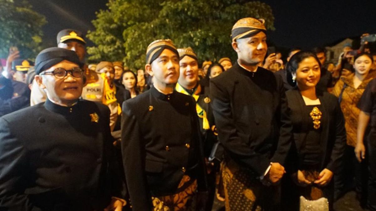 Ganjar Pranowo And Gibran Together With Residents Celebrate 1 Sura Night Carnival At Mangkunegaran Temple