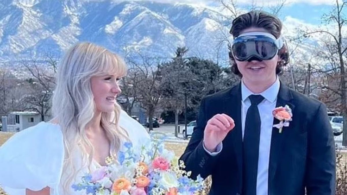 新郎新郎在婚礼上戴着Apple Vision Pro,引发了争论