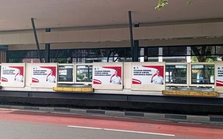 Transjakarta Anggap Stiker Heru Budi di Halte Masih Wajar dan Sesuai Aturan