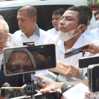 Dikawal Pria Berbaju Putih, Pengacara Kondang Maqdir Ismail Datang ke Kejagung Bawa Duit 1,8 Juta Dolar AS