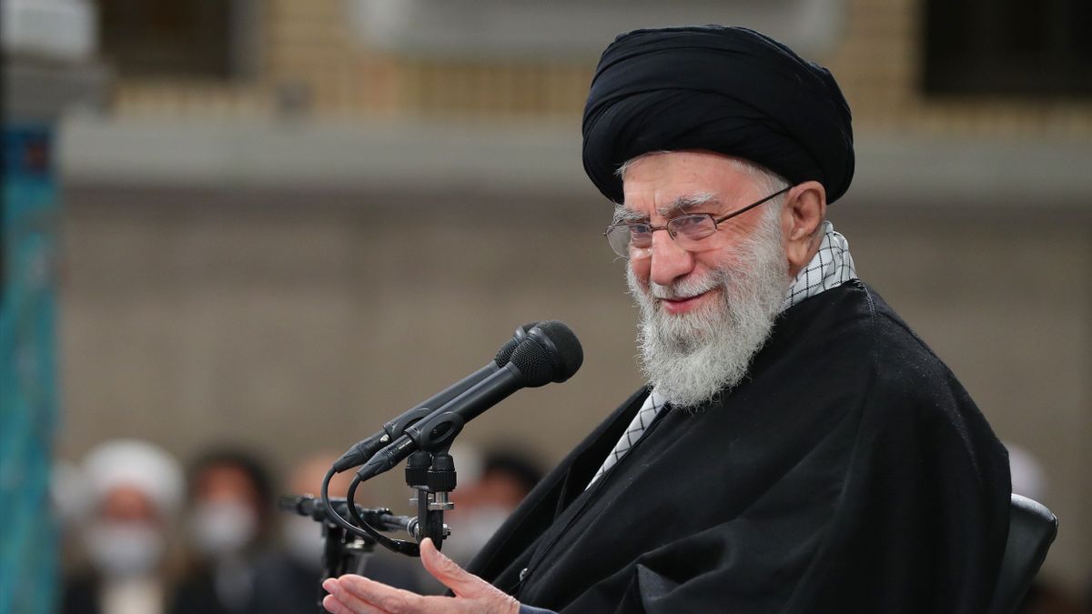 数百人在伊朗将军阿亚图拉·阿里·哈梅内伊(Ayatollah Ali Khamenei)死亡纪念日期间丧生,承诺有力回应