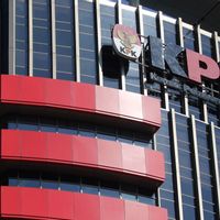 腐败根除委员会就社会救助贿赂问题呼唤律师Hotma Sitompul和DPC PDIP Kendal负责人