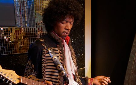 Gaya Bermain Gitar Jimi Hendrix yang Memengaruhi Banyak Musisi