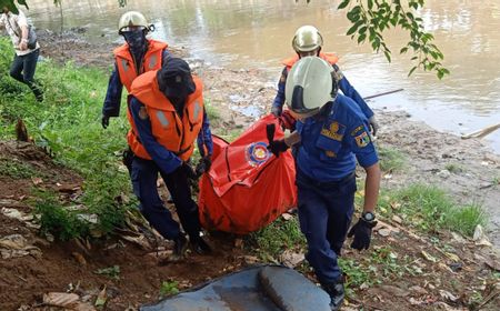 Warga Heboh Temukan Mayat Tersangkut di Kali Ciliwung Jaktim