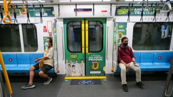 Jakarta MRT Allows Iftar In Train, But Only Mineral Water And Dates