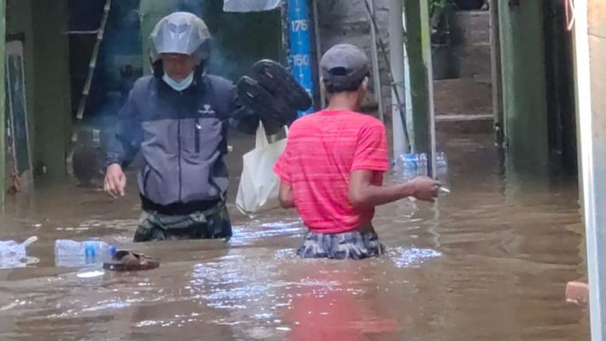 Kebon Pala Kampung Melayu的居民被1米洪水淹没
