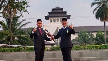 West Java's Leadership Transition, Ridwan Kamil Symbolizes Handing Over Kujang Pusaka To Bey