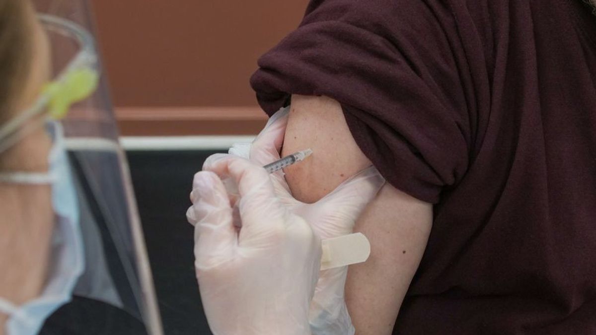 Guru Honorer Lumpuh Setelah Vaksin, DPR Minta Kemendikbud Hentikan Vaksinasi