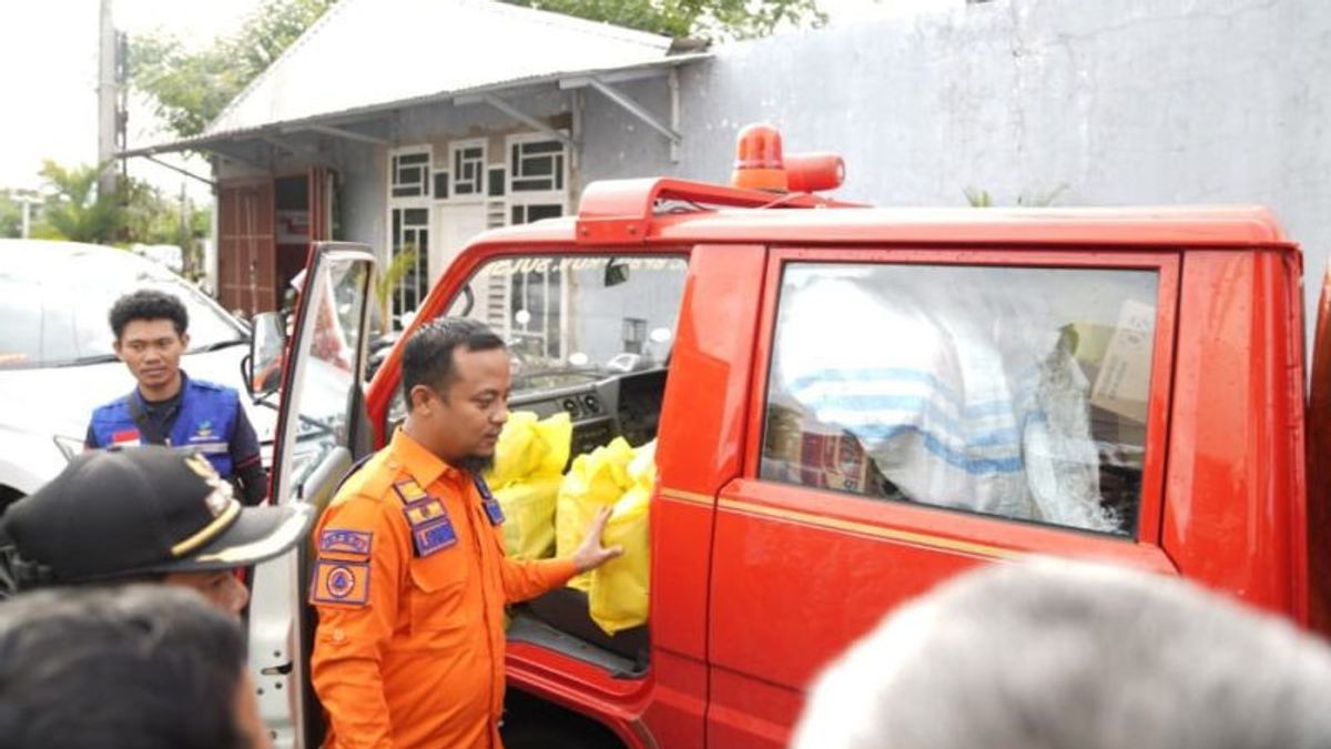The Governor Of South Sulawesi Provides Assistance To Victims Of Makassar Floods