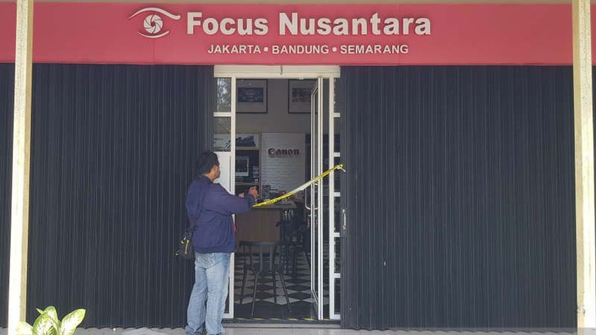 Night Watchman Dies Covered In Blood, Allegedly Stabbed By The Thief At The Focus Nusantara Camera Shop, Semarang