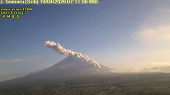 今朝のセメルの山の噴火は、4 kmの熱雲を放出します