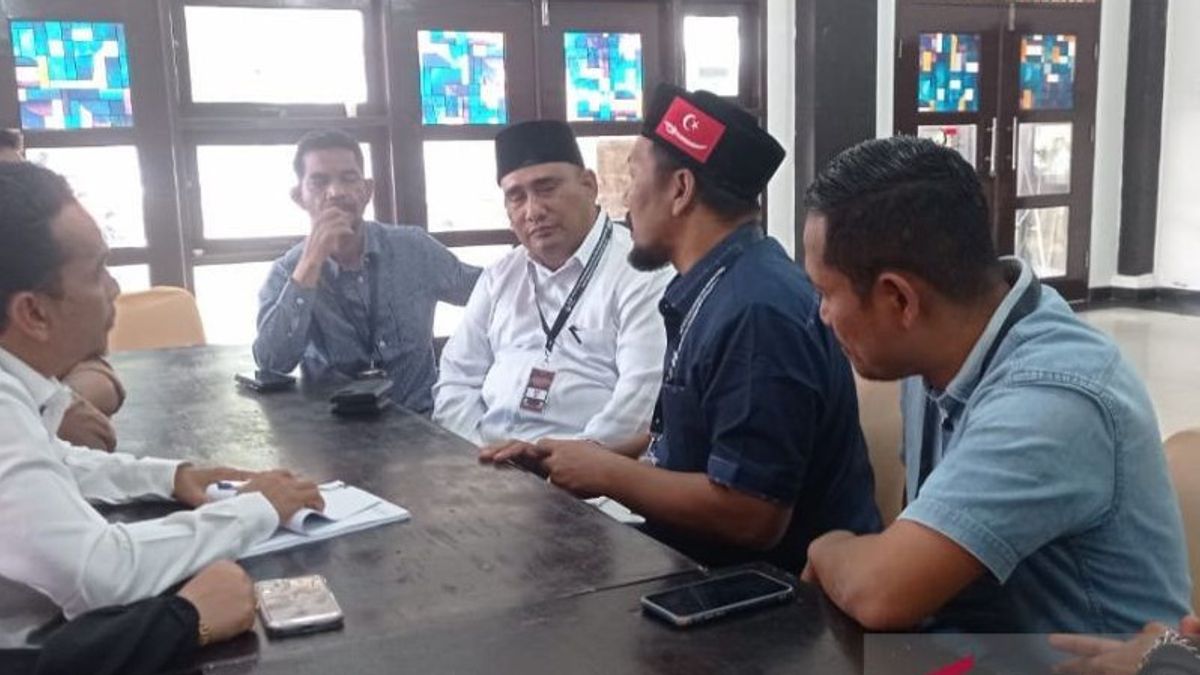 8 candidats aux membres du DPD d’Aceh signalent le bulletin de la voix du candidat numéro 27 à Panwaslih