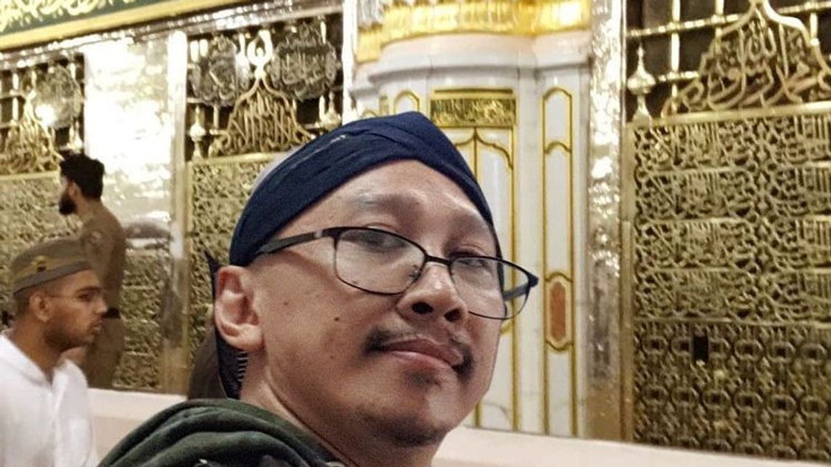 Abu Janda Unggah Foto di Depan Masjid Nabawi dengan Cantumkan Nama Rizieq Shihab dan Bahar Smith