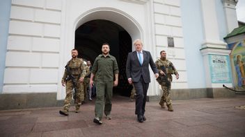 ボリス・ジョンソンは、公式の辞任前にウクライナを訪問すると、英国はキエフがロシアと対決するために1,600の対戦車と20の榴弾砲を準備していると述べた