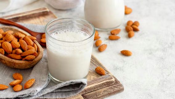 الحليب النباتي ، البديل الصحي الذي يتم نشره بين الشباب