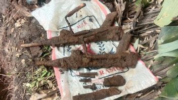 Des habitants de Cimahi ont trouvé des armes à feu de longue portée dans le bassin