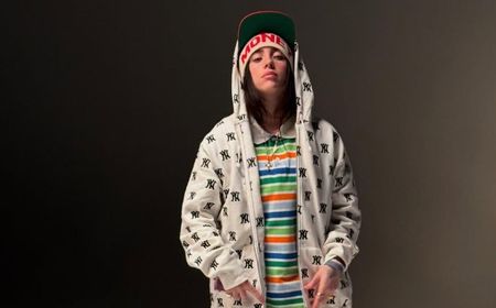 Wajah Billie Eilish Kena Lemparan Kalung Penonton saat Tampil di Arizona