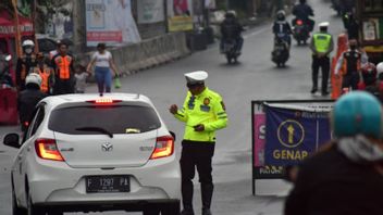 国会前的示威,从Semanggi方向到Slipi的车辆被要求不要通过Jalan Gatot Subroto