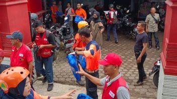 PMI Salurkan Bantuan untuk Ratusan Korban Banjir Cianjur 