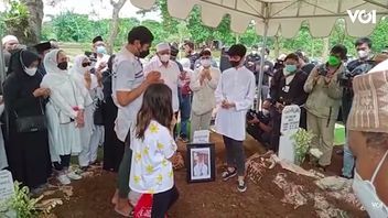 VIDEO: Verawaty Fajrin's Funeral Atmosphere Accompanied With Children's And Grandchildren's Rigid Tears