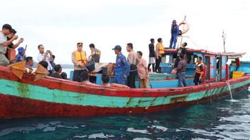 警察、アチェのシメルーエ島の海域で3機の魚爆撃機を確保
