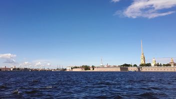 WN Prancis Seberangi Perbatasan Rusia dengan Papan Dayung dari Estonia