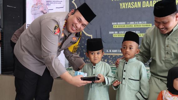 La police du métro du sud de Jakarta soutient un programme alimentaire gratuit pour les enfants