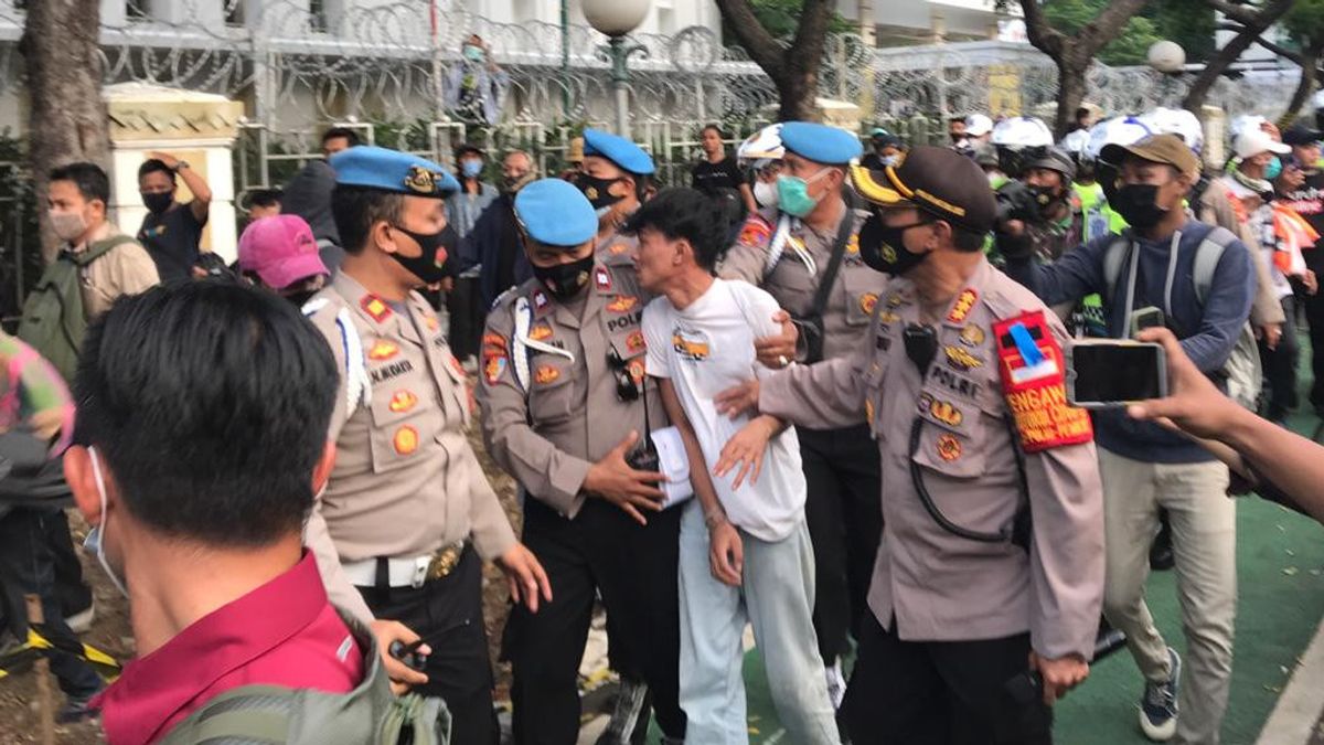 Le Chef Central De La Police De Jakarta Intervient Pour Sécuriser Les Pickpockets Dans La Zone De La Statue Du Cheval