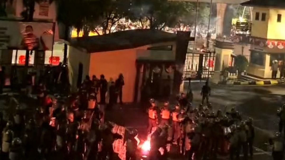 Jakut Police Headquarters Attacked By Mobs: Molotov Bombs And Firecrackers Thrown Into Police Station Courtyards