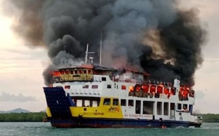 KMP Tandeman Terbakar di Perairan Pulau Asam Kepri