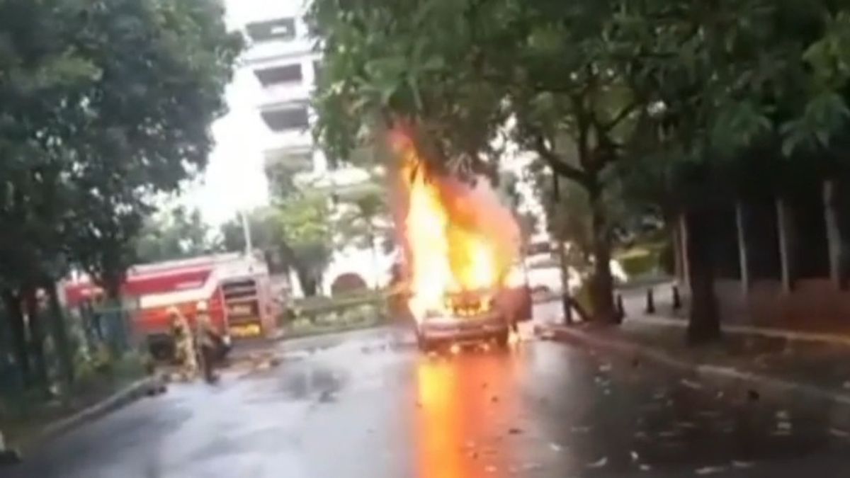 Minibus Car Caught Fire In Kembangan, Officers Sent Down Two Fire Trucks