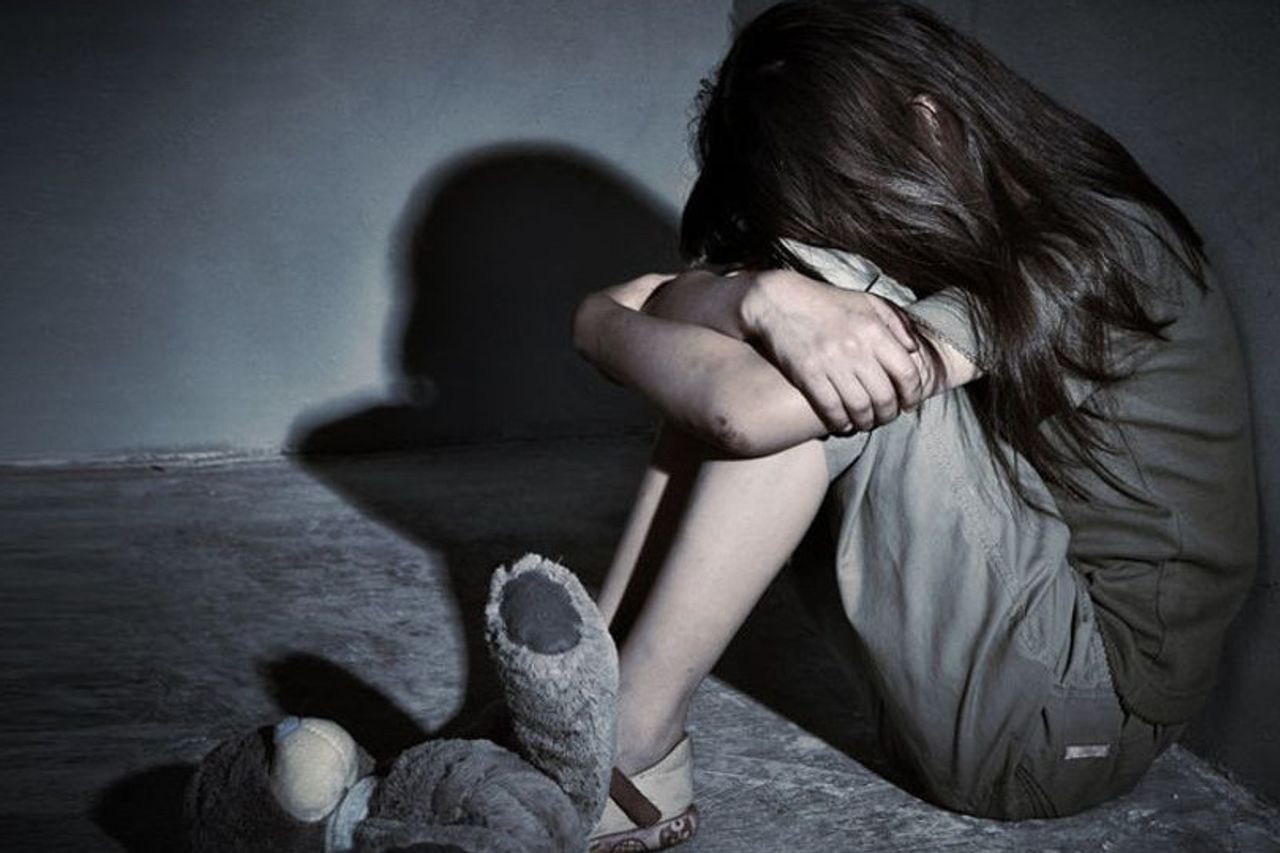 動揺したことを認め、チリンシングのティリ夫人は、まだ小さい2人の娘の頭を殴った