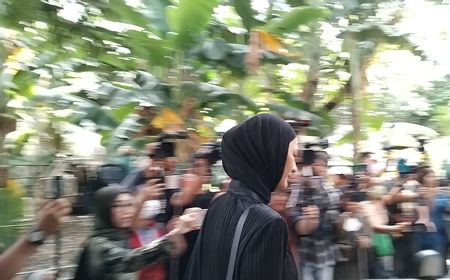 Paula Verhoeven Hadir di Rumah Duka Ayah Baim Wong