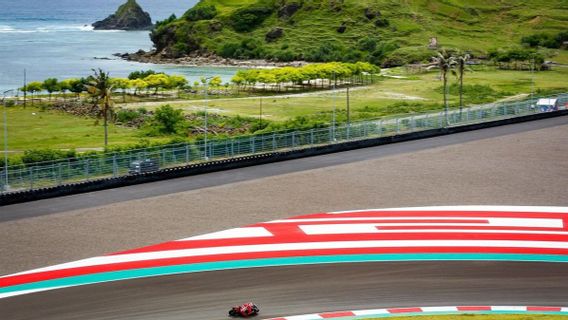レインシャーマンのRaraさんが、Mandalika サーキットでのMotoGPレース前のビデオで象徴的な瞬間となる
