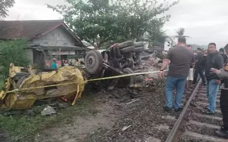 Terobos Palang Pintu, Truk Molen Ditabrak KA Taksaka di Perlintasan Bantul