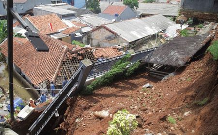 Wagub DKI Tinjau Longsor Ciganjur, Pastikan Penanganan Maksimal Dampak Banjir