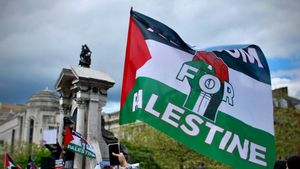 美国哥伦比亚大学的亲巴勒斯坦示威者搭建因特法达旗帜