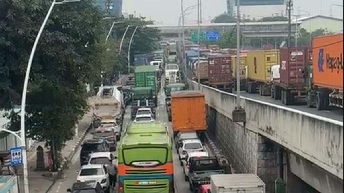 Kereta Muatan Barang Terhenti Imbas Macet Panjang Kawasan Tanjung Priok