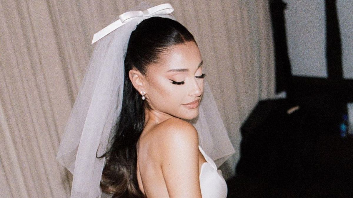 Ariana Grande's First Performance Wearing Her Wedding Ring On The iHeartRadio Stage