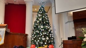 Jemaat GPIB Immanuel Curahkan Harapan lewat Kertas di Pohon Natal