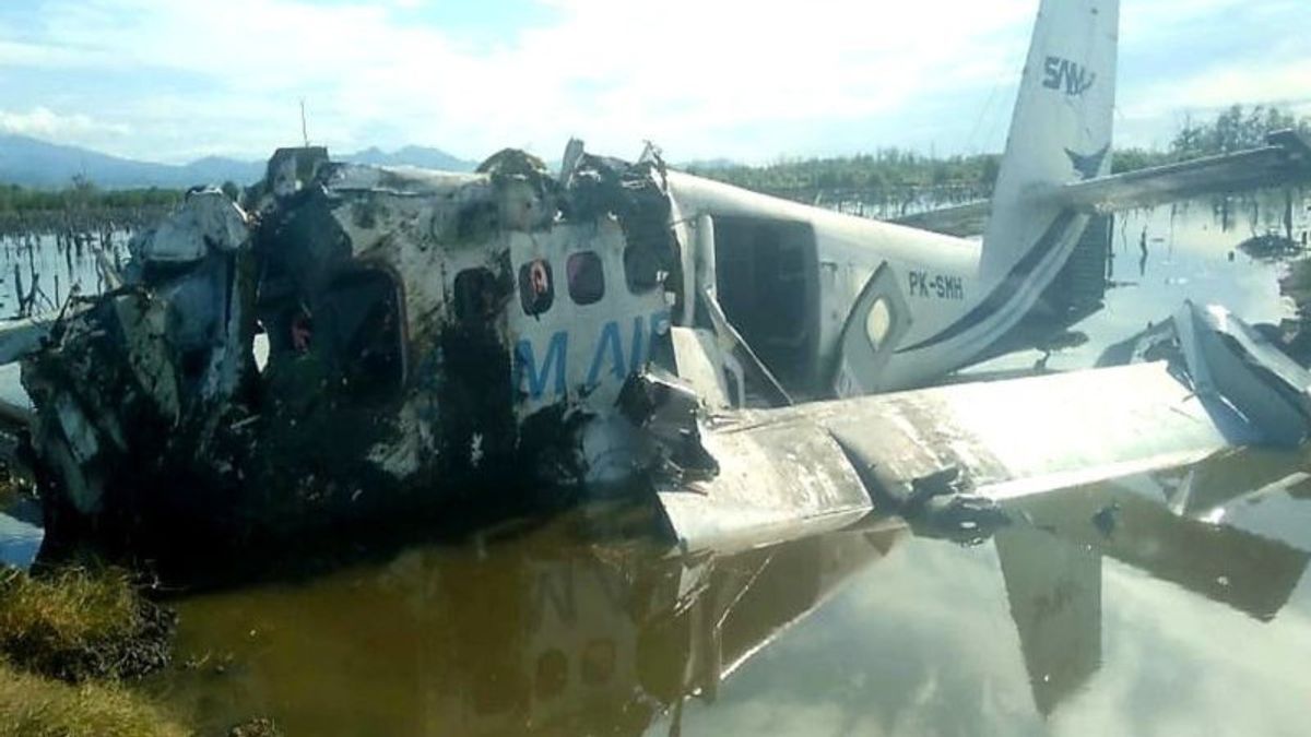 ゴロンタロで飛行機事故で死亡した4人