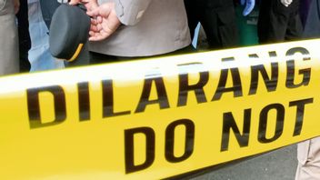 ar, un vieil homme dans le jardin jeruk secoué son ami jusqu’à mort