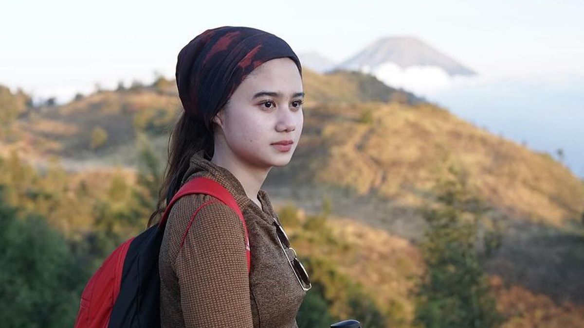 Intip 8 Portrait of Tissa Biani Rayakan Ultah with a Gunung Prau trekking accompanied by Dur Jaelani