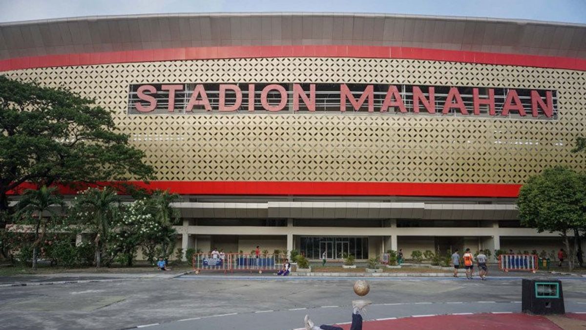 在2022年总统杯期间，预计人群，警方在Manahan Solo体育场准备大屏幕